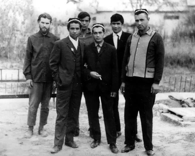 Слева о Павел после лагеря г Бухара 1972 год ЧАСТЬ III В ПЕЩИ - фото 36