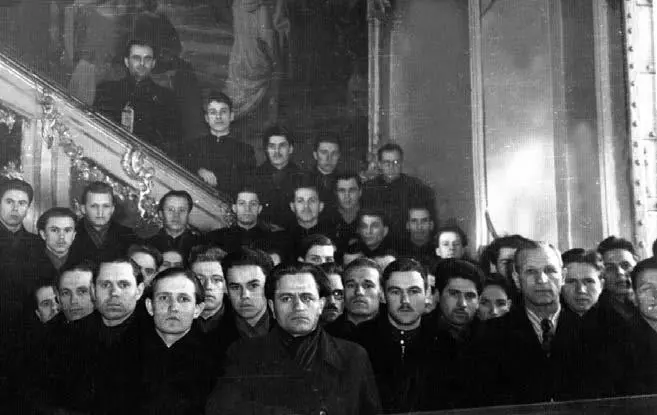 Хор Киевской семинарии Справа регент Петр Дмитриевич Толстой 1957 год - фото 43