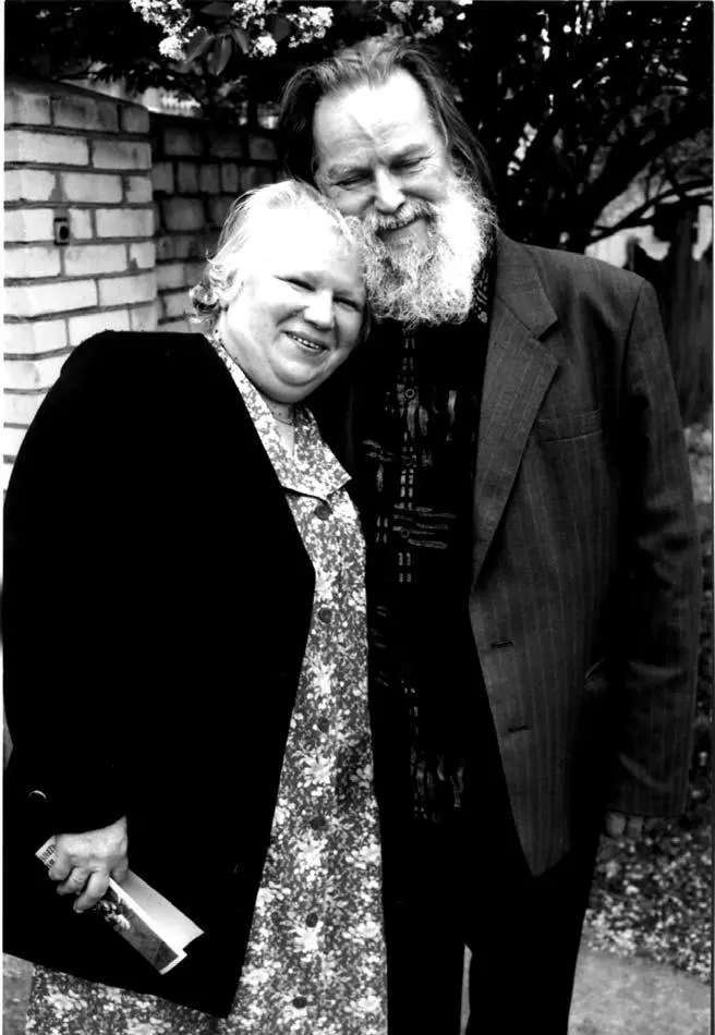 Батюшка с матушкой 2007 год Отец Павел с иконописцем о Зиноном 1998 год - фото 83