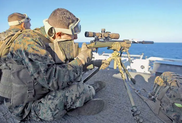 Снайпер с винтовкой M40A3 И наконец в военноморских силах США выбор был - фото 4