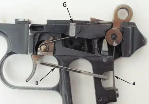 Обратите внимание на пластинчатую боевую пружину а и деталь б разобщающую - фото 7