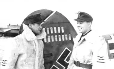 Стаффелькапитан 10ZJG5 оберлейтенант Феликс Брандис справа со своим - фото 212