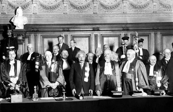 Альберт Эйнштейн в 1929 году получил почетную докторскую степень в Университете - фото 25