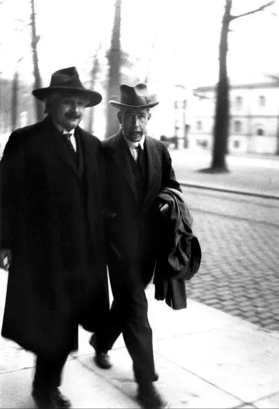 Альберт Эйнштейн и Нильс Бор в Брюсселе 1930 г Наука это спорт гимнастика - фото 26