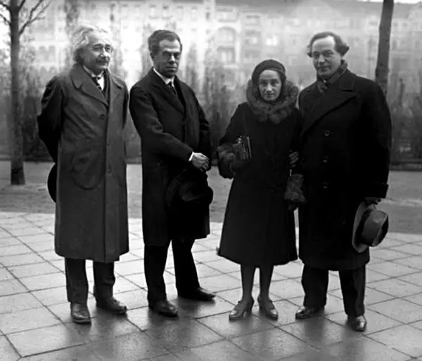 Альберт Эйнштейн с дочерью и сыном 1930 г Человек это часть целого - фото 32