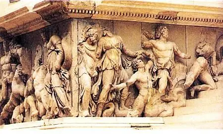 Рельефы Пергамского алтаря Внизу Афина хватает титана Алкиноя за волосы На - фото 56