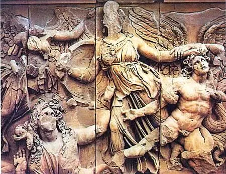 Рельефы Пергамского алтаря Внизу Афина хватает титана Алкиноя за волосы На - фото 57