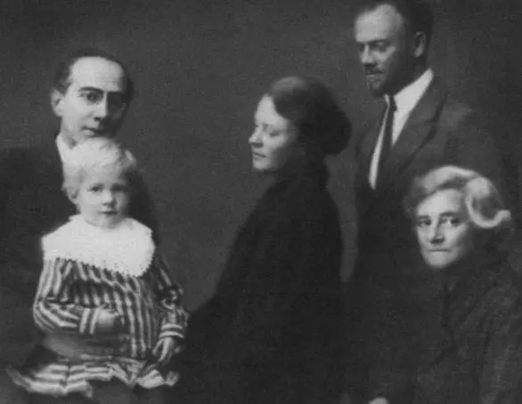 Александр Романович Беляев с дочкой Людмилой его жена Маргарита - фото 16