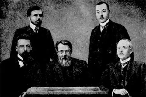 Владимир Иванович Вернадский и его ассистенты в Московском университете в 1911 - фото 5