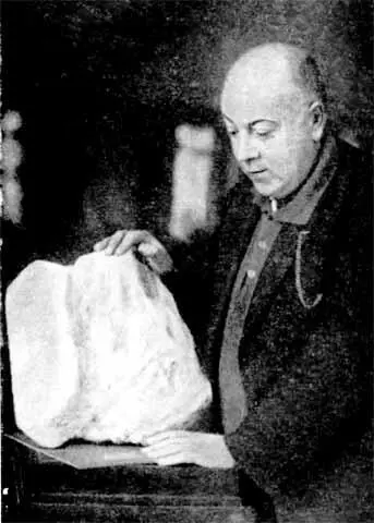 A E Ферсман со штуфом хибинского апатита 1939 г В И Вернадский и А Е - фото 18