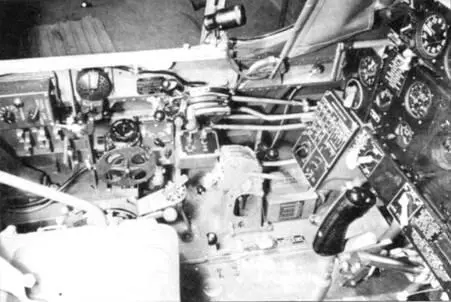 Левый борт кабины пилота по которому размещались ручка управления двигателем - фото 139