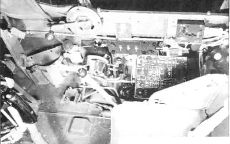Правый борт кабины пилота Видна рукоятки управления закрылками и тормозами и - фото 147