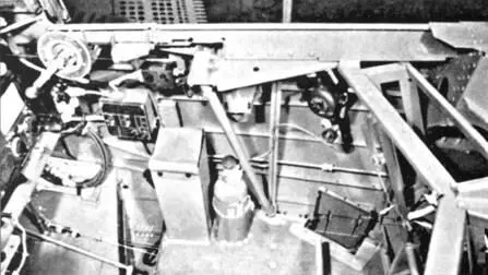 Правый борт задней кабины Интерьер кабины стрелкарадиста пулеметы сняты - фото 148