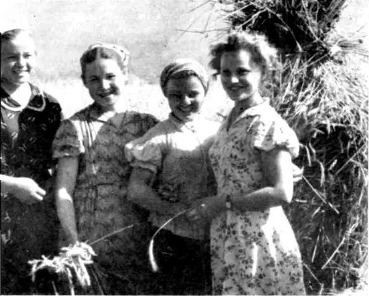 Юные колхозницы выпускницы средней школы Зверя хватает всякого - фото 16