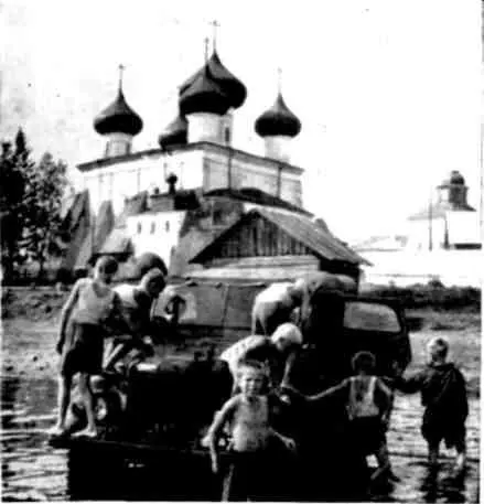Каргопольские ребятишки охотно помогают нам мыть машину С вершины Хижгоры - фото 20