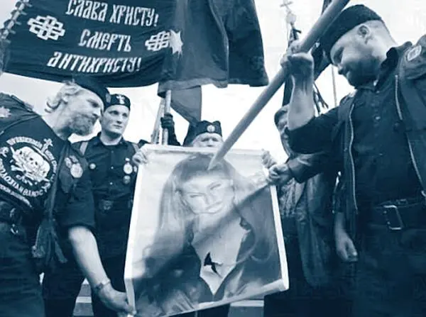 Акция протеста против выступления Мадонны в России Надо отметить что не - фото 37