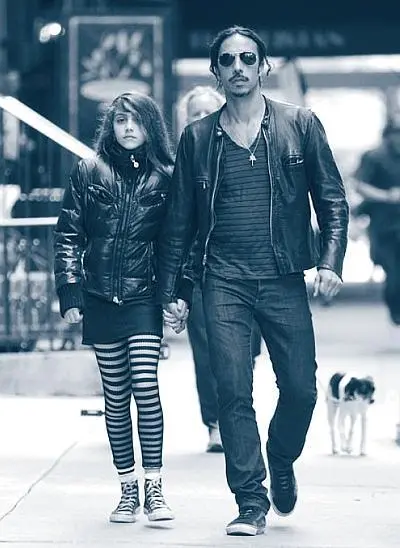 Хотя Мадонна рассталась с Карлосом она не препятствует общению дочери с отцом - фото 117