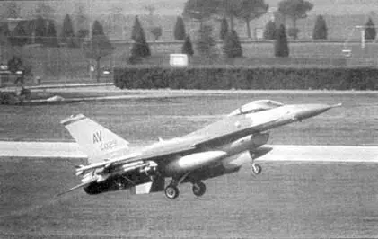 Истребительбомбардировщик F16C из 555й тактической истребительной эскадрильи - фото 46