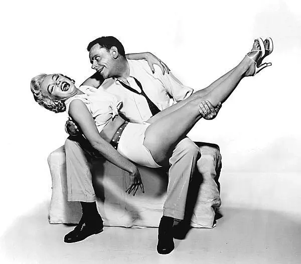 Кадр из фильма Семь лет раздумий The Seven Year Itch 1955 г Летом - фото 114