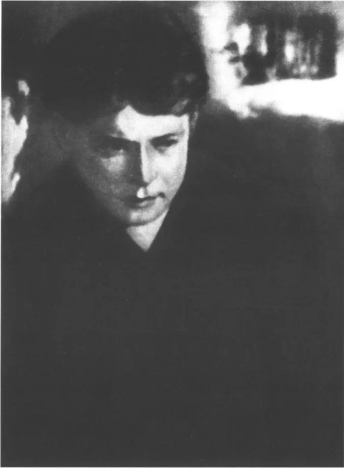Сергей Есенин На эстраде до революции соперником его был Игорь Северянин на - фото 24