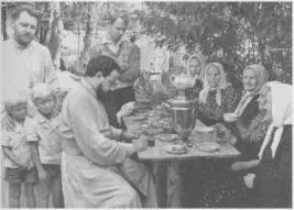 С прихожанами во дворе храма в Алабино Пасха 1964 г В дни хрущевской - фото 15