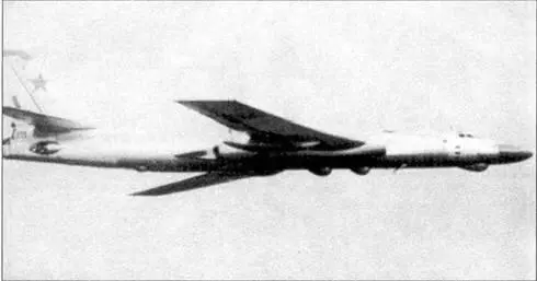 Основной отличительной чертой Ту16РМ Badger D морского разведчика самолета - фото 119