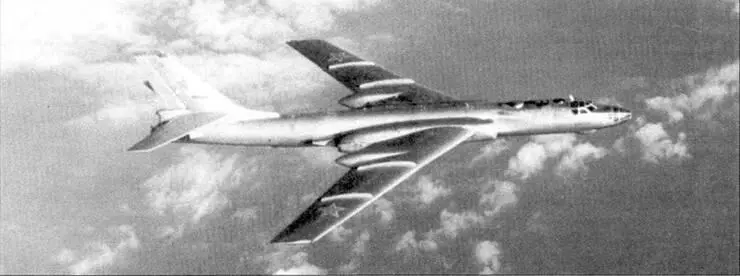 Этот Ту16 выполняет разведывательное задание над Тихим океаном Советские - фото 124