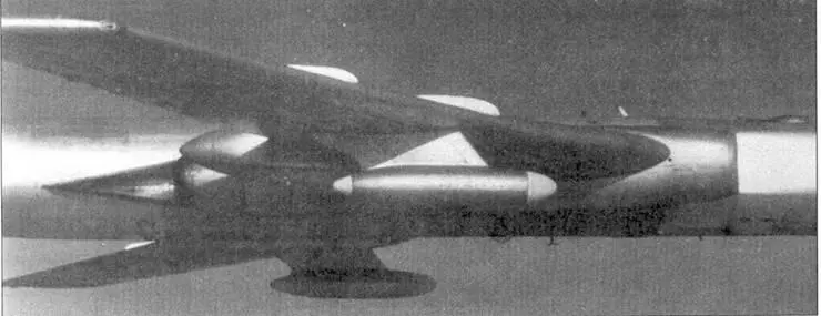 Под крыльями этого Ту 16P Badger F на пилонах подвешены контейнеры с - фото 133