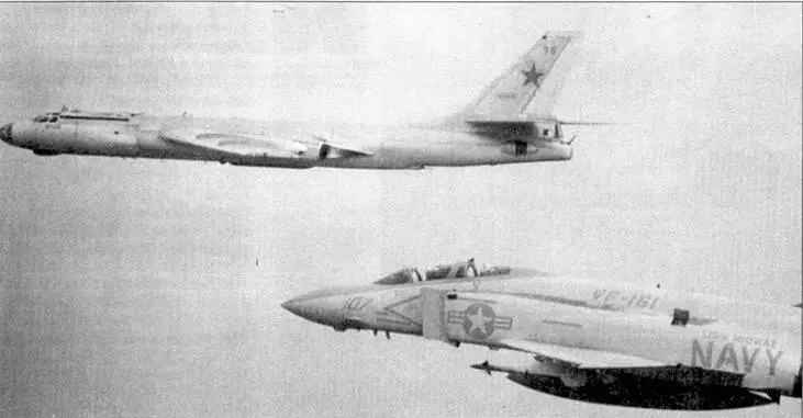 Ту16ПП Badger J в сопровождении истребителя F4S Фантом II с авианосца - фото 148