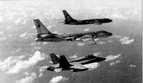 FA18 сопровождает пару Ту16 над средиземным морем Ту16 на переднем плане - фото 26