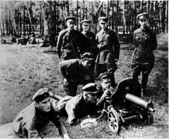 Пулеметный расчет на боевой позиции Москва 1918 г М Рогов комиссар - фото 10