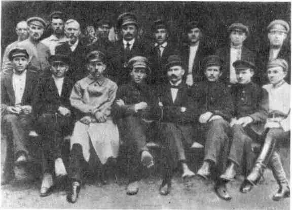 Начальник МУРа Г Никулин четвертый слева в первом ряду с группой наиболее - фото 16