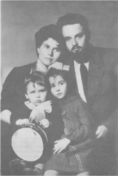 О Александр с женой Натальей и детьми Еленой и Михаилом 1962 г 1966 Пишу - фото 92