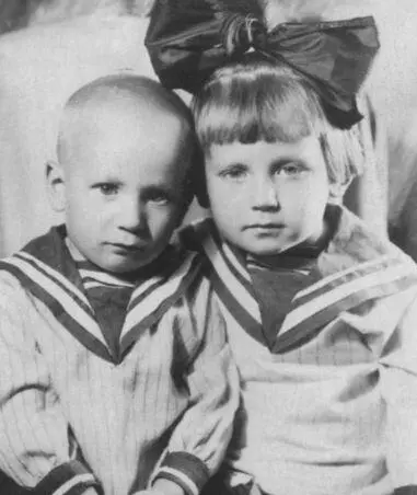Брат и сестра Алеша и Галя Кореневы Любовь одноклассников мама с папой - фото 11