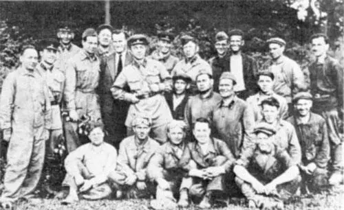 Группа конструкторов и испытателей первых танков KB на полигоне 1940 г В - фото 26