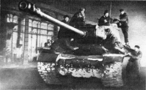 Ремонт танка ИС2 в заводском цехе Генералполковник М Е Катуков обращаясь - фото 64