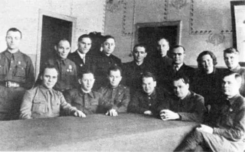 Партийный комитет Кировского завода на Урале 1943 г Сидят слева направо А - фото 69