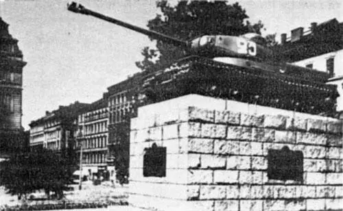 Танк ИС2 первым ворвавшийся в Прагу 9 мая 1945 г Установлен на пьедестале в - фото 73