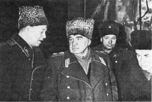 Ж Я Котин дает пояснения о конструкции боевой машины Маршалу Советского Союза - фото 74
