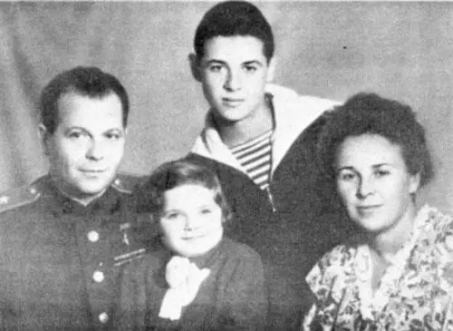 Ж Я Котин с женой сыном Феликсом и дочерью Надей 1948 г 12 марта 1958 г - фото 76