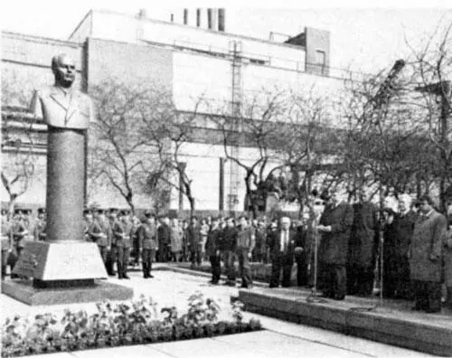 Памятник Ж Я Котину на Кировском заводе Память о Жозефе Яковлевиче Котине на - фото 82