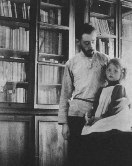 Николай Николаевич Кнорринг с дочерью Ириной На обороте фотооткрытки - фото 1