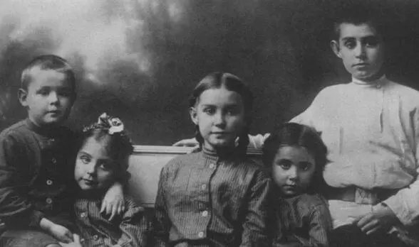 Ирина с племянниками около 1910 г Слева направо Олег Ирина Гал и Нина - фото 2