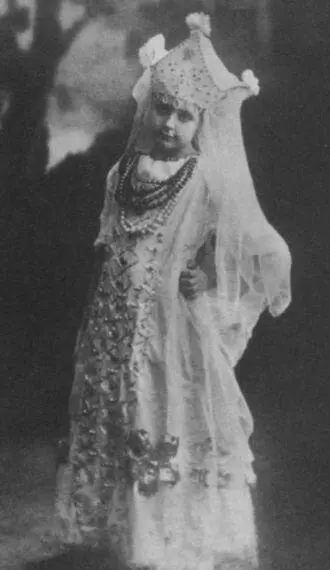 Ирина в маскарадном костюме Харьков около 1913 г Архив СофиевыхКноррингов - фото 4
