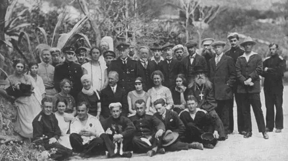 На Пасхе 1925 надпись на фото Во 2м ряду 3я справа М В Кнорринг в - фото 18