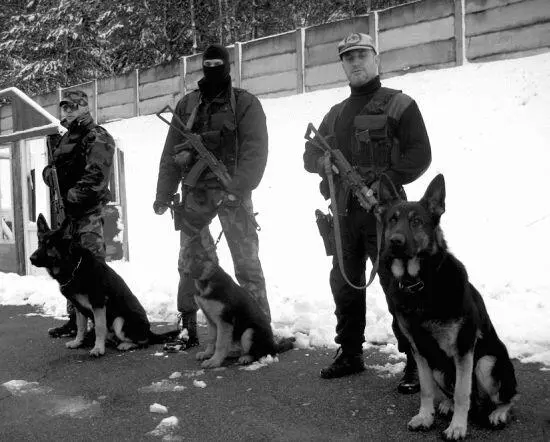 Командир подразделения К и офицеры штурмовой группы со своими воспитанниками - фото 145