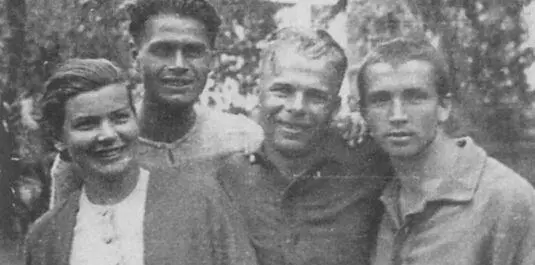 Ирина с друзьями Париж 1930 год Ирина Эренбург сотрудник института им В - фото 12