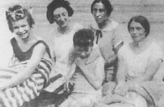 Слева направо Ирина Эренбург Любовь Михайловна КозинцеваЭренбург Изабелла и - фото 15
