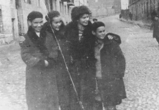 Ирина с матерью сестрой Наташей и братом Сережей Москва 1930 год Ирина в - фото 16