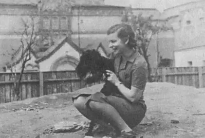 На фоне Третьяковской галереи 1937 год Ирина с Владо Клементисом и его женой - фото 23